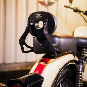 奶油色 Royal Enfield 電單車，帶黑色乘客靠背，在車庫中。 — 機車 壁紙