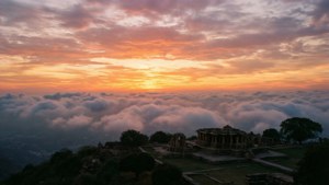 日出時雲海之上的山頂古廟