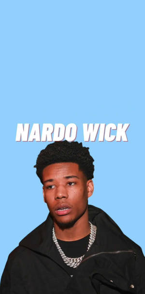 Nardo Wick 嘅肖像，身穿黑色外套同鏈，背景係藍色，上面有佢嘅名。