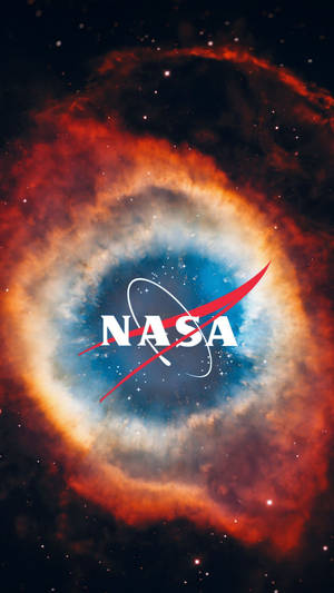 NASA標誌疊加在色彩繽紛的宇宙星雲上，伴有星星。