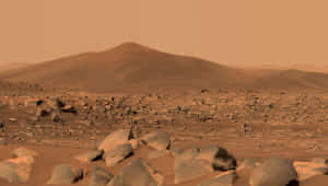橙色天空下火星表面的岩石和丘陵 — 火星 GIF 壁紙