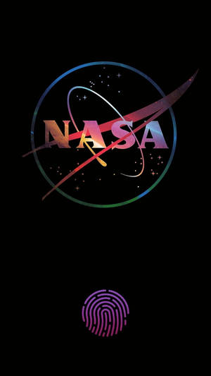 NASA標誌，帶有彩虹顏色和星星，黑色背景，帶有紫色指紋。