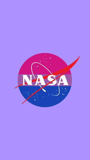 NASA 標誌以粉紅、藍、紅色在薰衣草背景上