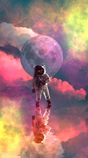 太空人在色彩繽紛的宇宙中，於巨大月球下的反射表面上行走。 — 月亮 壁紙
