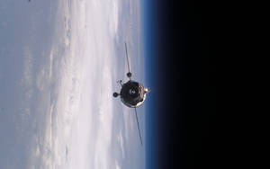 地球上方軌道上的衛星，顯示雲層和大氣層