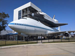 博物館中NASA穿梭機載機上的NASA太空穿梭機。