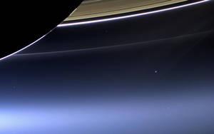 土星的標誌性環在太空中穿過深藍色大氣漸變彎曲。