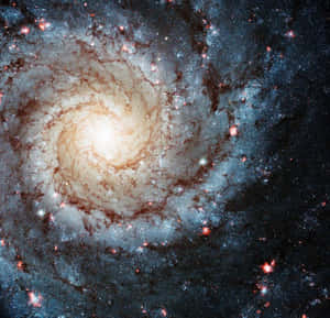 具有明亮核心和由恆星和宇宙塵埃組成的旋轉臂的螺旋星系。 — 月色夜空 壁紙