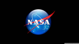NASA標誌，藍色球體和紅色弧線，黑色星空背景