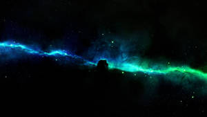 發出藍色和綠色調的宇宙星雲，以及星空背景下的黑色剪影。