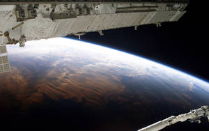 從國際太空站看到的地球，雲層和陸地清晰可見。 — 唯美月亮動圖 壁紙