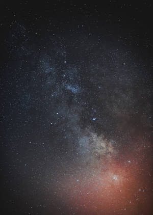 在黑暗的夜空中，銀河系帶有發光的宇宙塵埃和恆星。