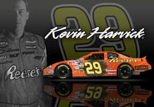 Kevin Harvick身穿賽車裝備，站在他帶有贊助商標誌的橙色#29賽車旁。
