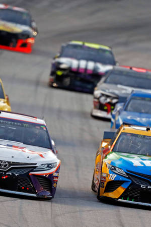 NASCAR賽車在白天在賽道上飛馳