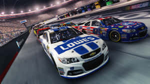 NASCAR 賽車在夜間賽道上飛馳，粉絲歡呼。