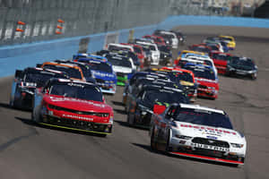 NASCAR賽車在日落時分於賽道上飛馳。