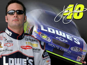 NASCAR車手Jimmie Johnson身穿賽車裝備，站在他的Lowe's贊助賽車旁。 — 4:3 壁紙