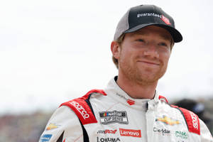 身穿賽車裝備的NASCAR車手對著鏡頭微笑