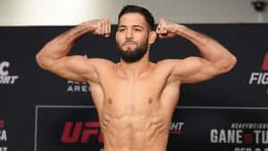 赤裸上身的UFC拳手在稱重活動中展示手臂。