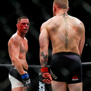兩名筋疲力竭、渾身是血的MMA拳手在八角籠內對峙。