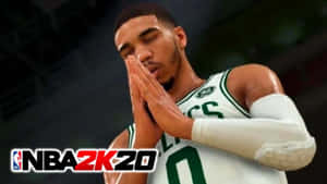 NBA 2K20 身穿塞爾特人球衣的籃球運動員雙手合十祈禱姿勢。