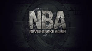 NBA標誌，上面有「Never Broke Again」文字，背景是裂紋美元鈔票。