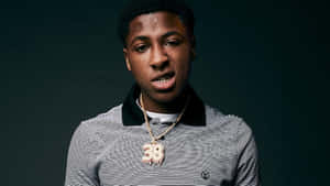 NBA YoungBoy 前進時堅定的眼神