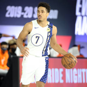 籃球運動員在比賽中運球，身穿Pacers球衣。