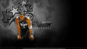 穿著奧蘭多魔術隊球衣的 Tracy McGrady 在紋理牆壁背景上蹲伏。