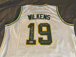 有簽名的籃球球衣，名字 Wilkens，號碼 19，在床上。