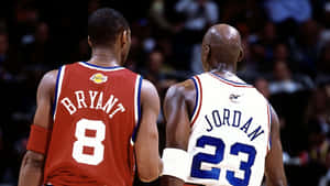 高比·拜仁和米高·佐敦在籃球場上背對背站立。 — 科比· Bryant 壁紙