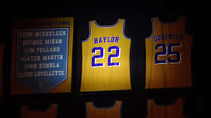 名人堂籃球球衣 Baylor 22 和 Goodrich 25 在黑暗的場館中展示。