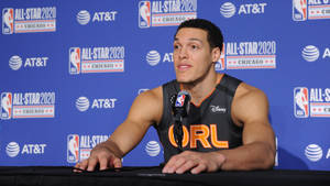 NBA籃球運動員在全明星記者會上身穿奧蘭多魔術隊球衣。 — 邁克爾·喬丹 壁紙
