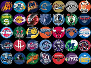 黑色背景上以網格排列的NBA球隊標誌集合。