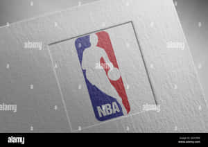 NBA標誌印在帶有紋理的紙上，顏色為紅色、藍色和白色。