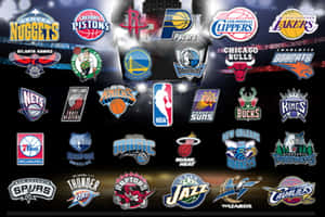 在黑暗舞台上用聚光燈照亮的NBA球隊標誌集合。