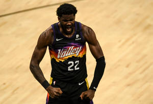 身穿Suns球衣的籃球運動員在球場上咆哮