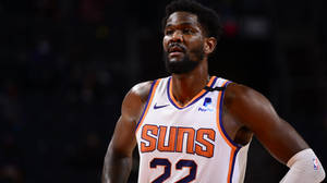 職業籃球運動員在比賽中穿著Suns球衣。