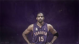 職業籃球運動員 Vince Carter 身穿多倫多速龍隊球衣，雙手叉腰擺姿勢。