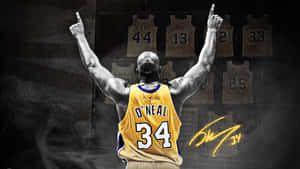Shaquille O'Neal 身穿湖人隊34號球衣向上指，身後有退役球衣。