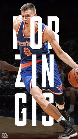 身穿紐約人球衣的籃球運動員運球，帶有「PORZINGIS」文字覆蓋。
