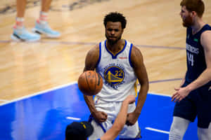 金州勇士隊球員在NBA比賽中運球，獨行俠隊防守球員在附近。