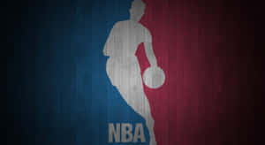 NBA標誌剪影，一名籃球運動員在木質球場背景上。