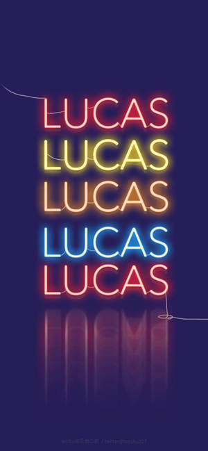 霓虹燈牌在紫色牆壁上以紅、黃、藍色光芒拼出Lucas。