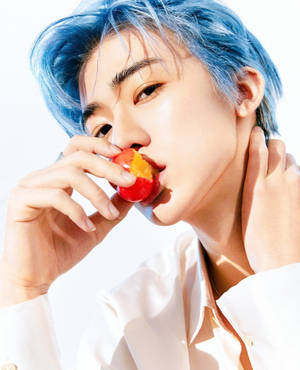 藍髮年輕男子穿著白襯衫咬著一顆紅色櫻桃。 — 水果籃 壁紙