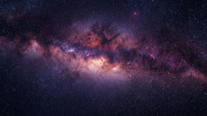 銀河系在黑暗的夜空中呈現出色彩繽紛的星雲和無數的星星