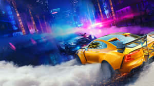 黃色跑車在霓虹燈照亮的城市街道上飄移，警車在後追捕。