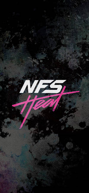 NFS Heat 遊戲標誌，粉紅色和白色文字在深色濺墨背景上。