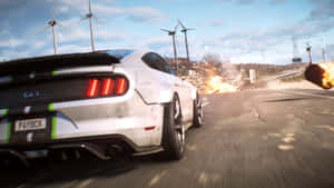 白色Mustang GT喺道路上高速行駛，背景有爆炸同風力發電機。