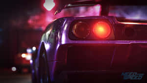 紫色跑車在雨夜街道上亮起紅色尾燈。 — 林寶堅尼 4K 壁紙